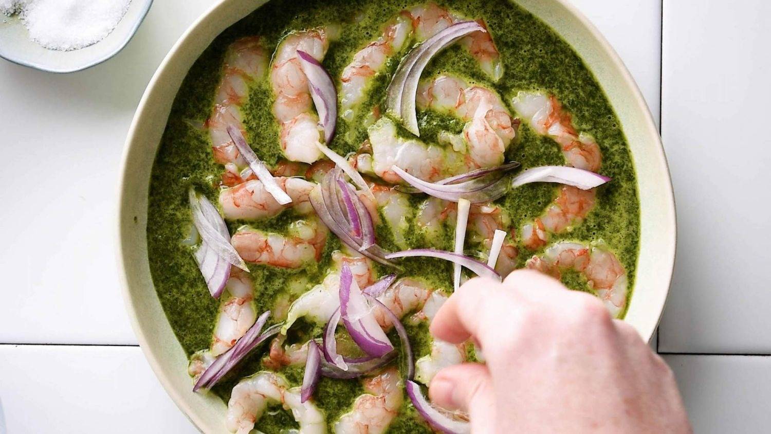 How to marinate shrimp with cilantro pickled shrimp in a bowl.