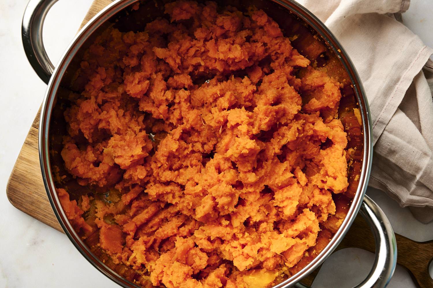 Mashed potatoes in a bowl.