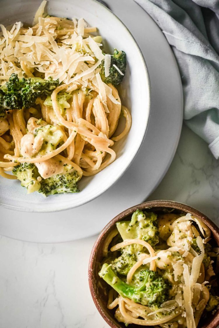 One Pot Creamy Chicken Broccoli Pasta - Slender Kitchen